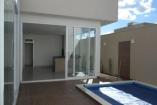 Casa térrea 3 suítes Condomínio Splendido com piscina integrada na casa